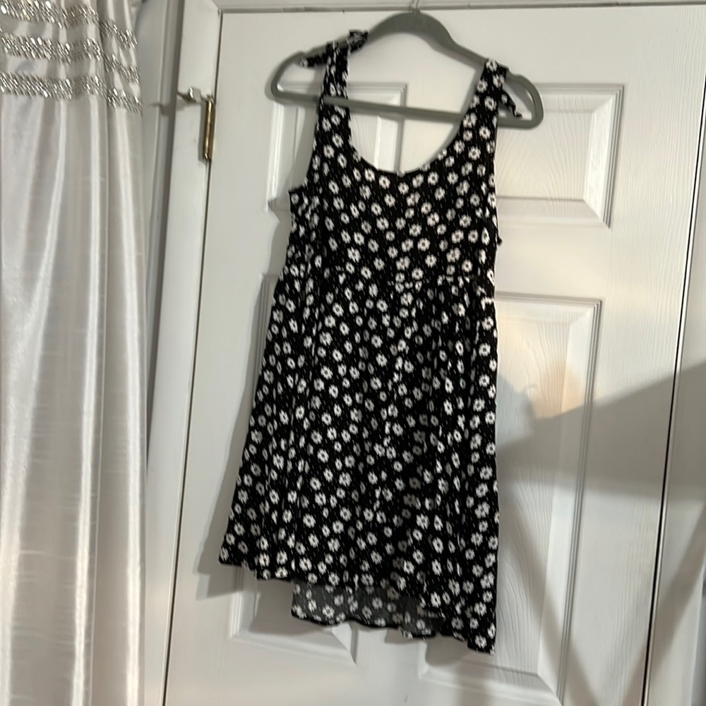 Nwt daisy tie detail dress
